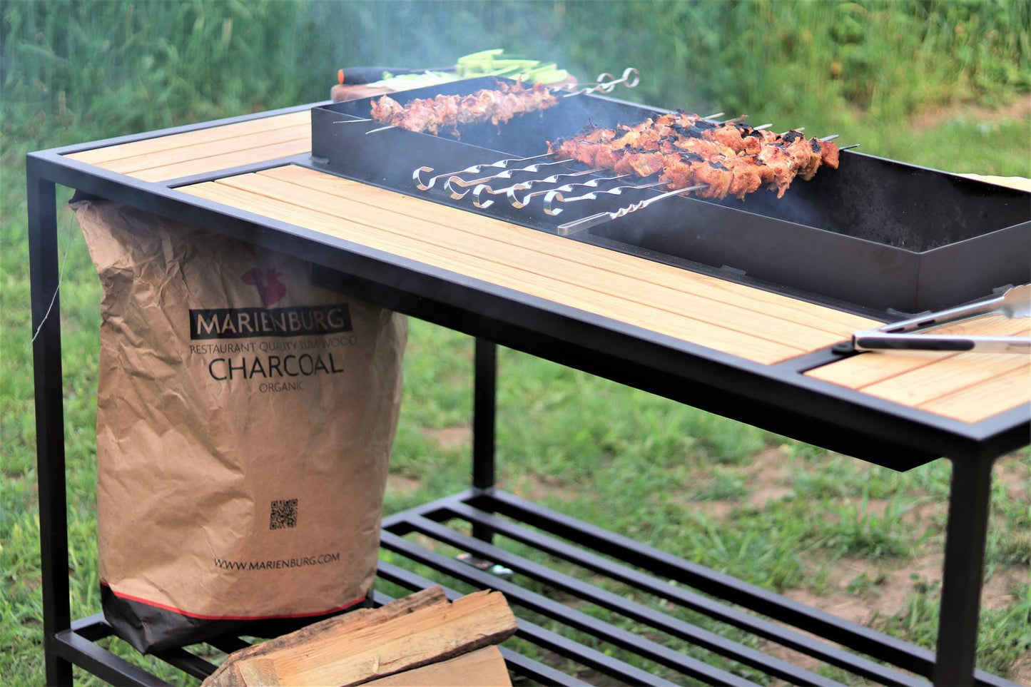 Modern outdoor charcoal grill table in powder-coated steel with hardwood panels