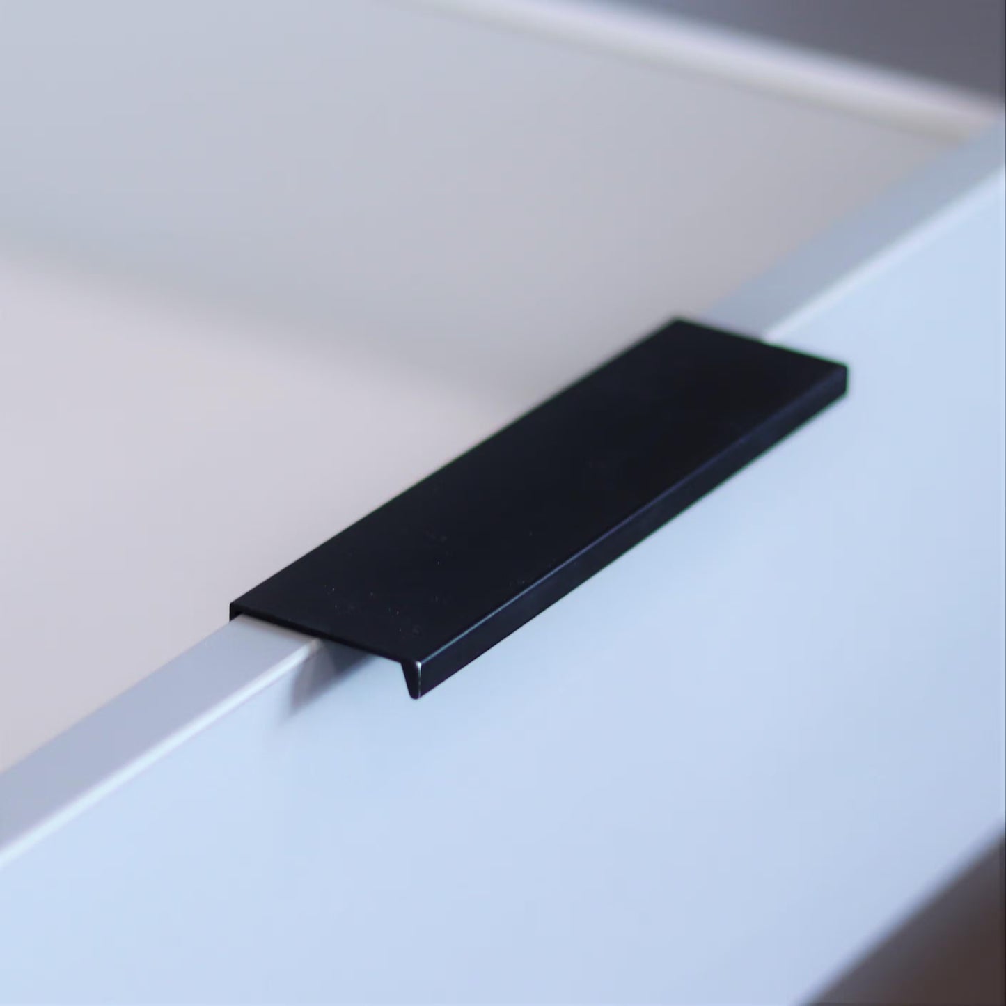 Edge pull drawer handle, side profile